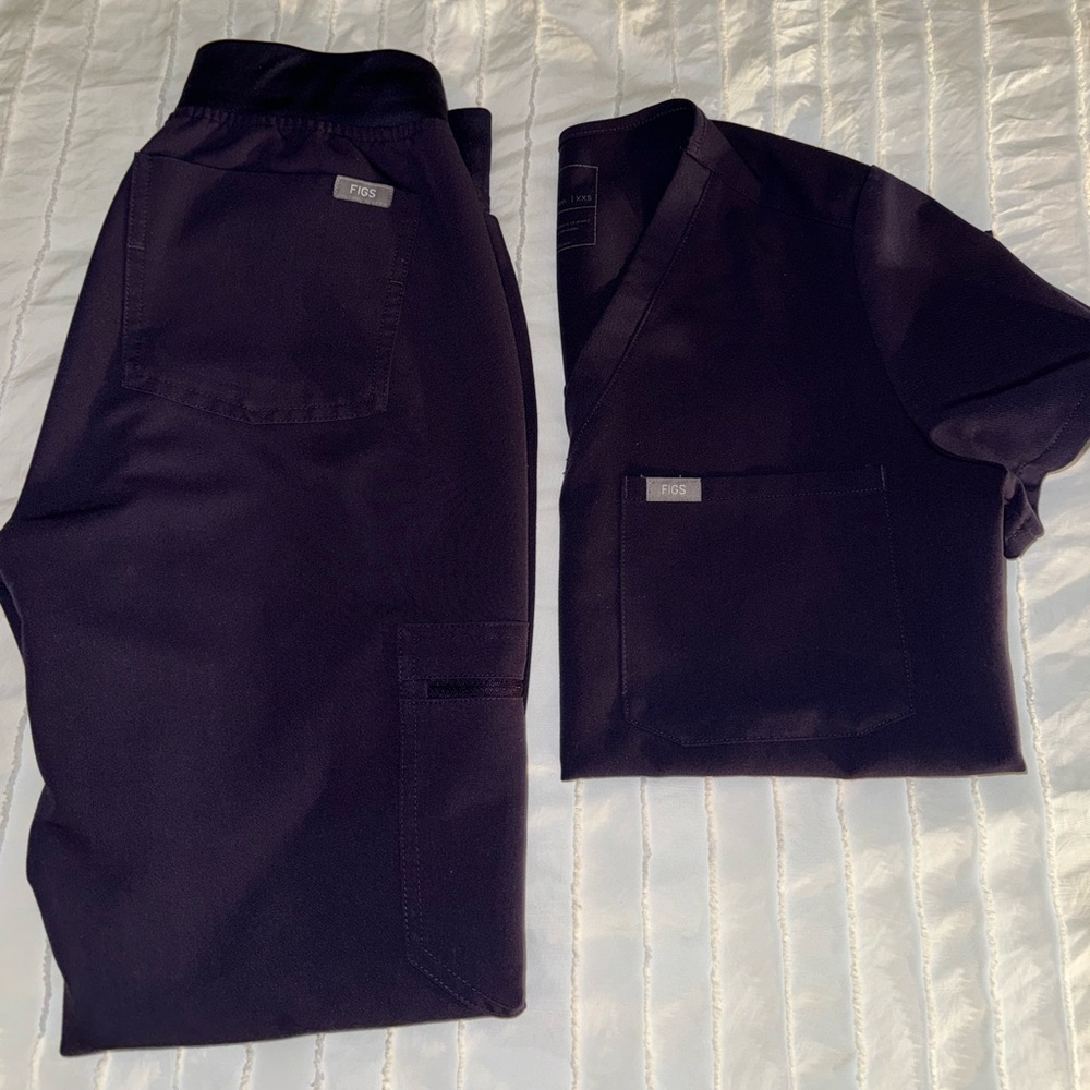 Figs scrubs midnight purple size xxs. One pocket top and jogger bottoms.